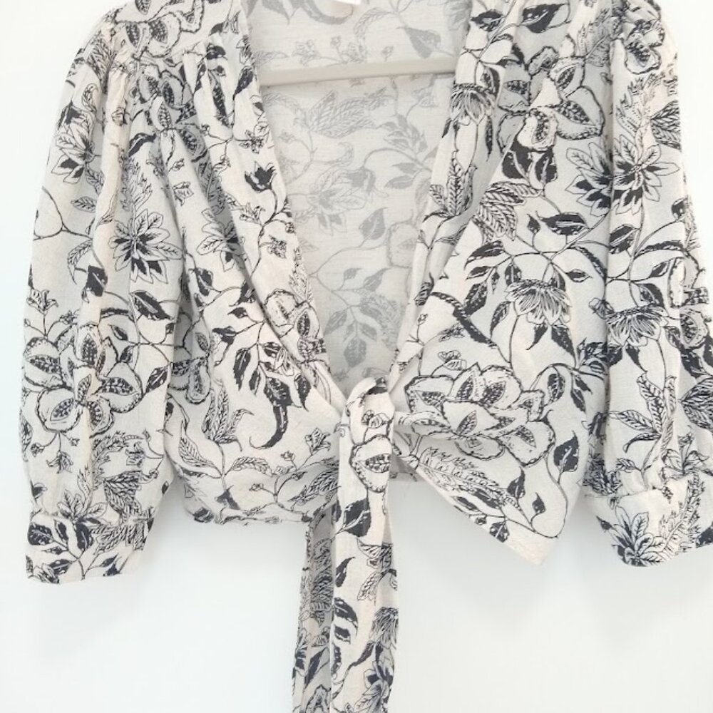 Vacation-Ready! NWOT  Japna  L  cream/black leaf print  tie front crop